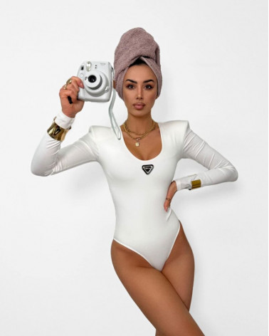 ŚMIETANKOWE BODY Z TRÓJKĄTNYM LOGO LA MILLA